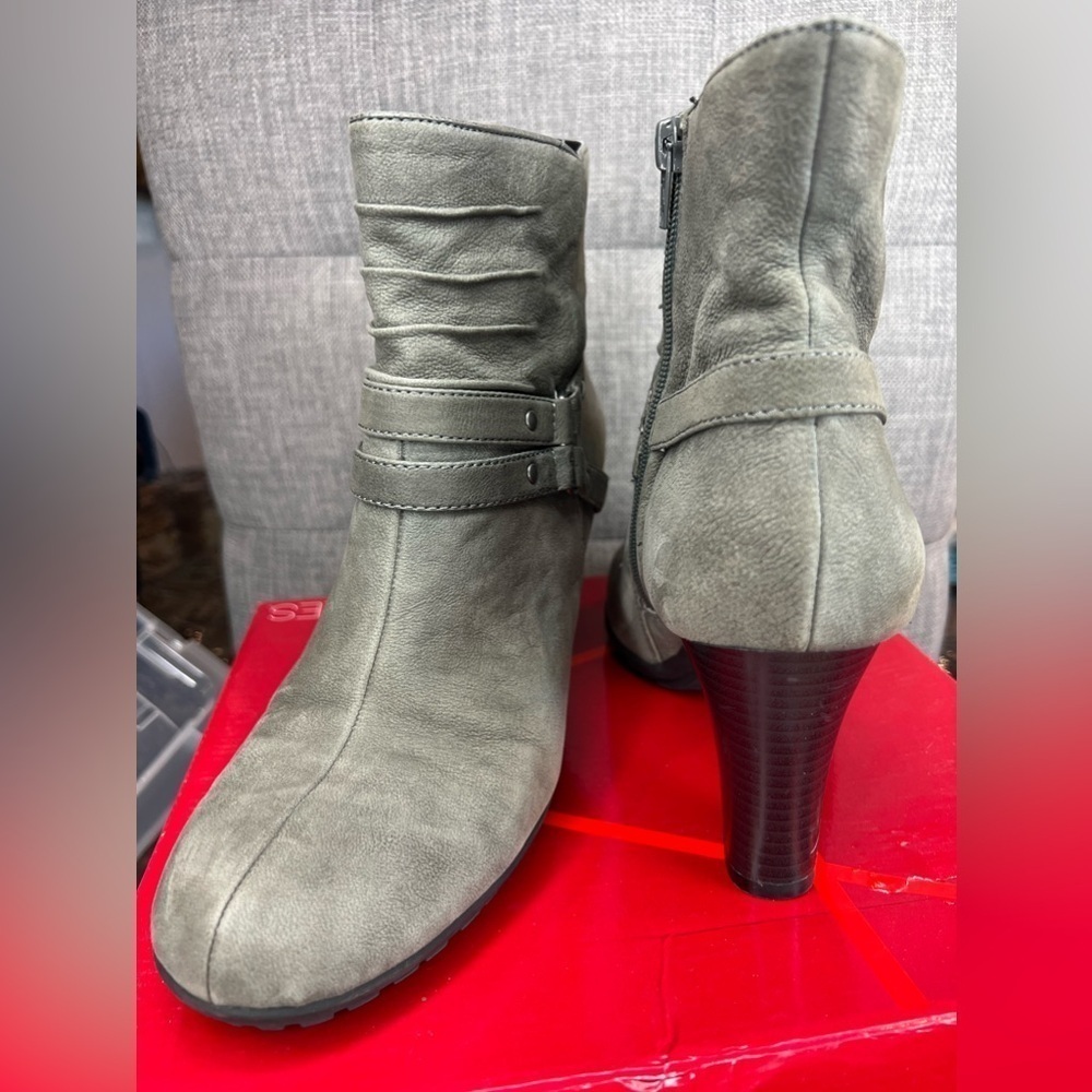 S27. Aerosoles Ment to Be Grey Leather Ankle Boots 9.5 EUC - Picture 5 of 7